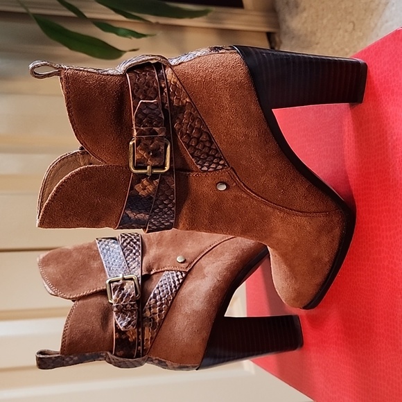 Donald H. Pliner NEW with box. Chestnut suede boots with Python detail. - Picture 2 of 12